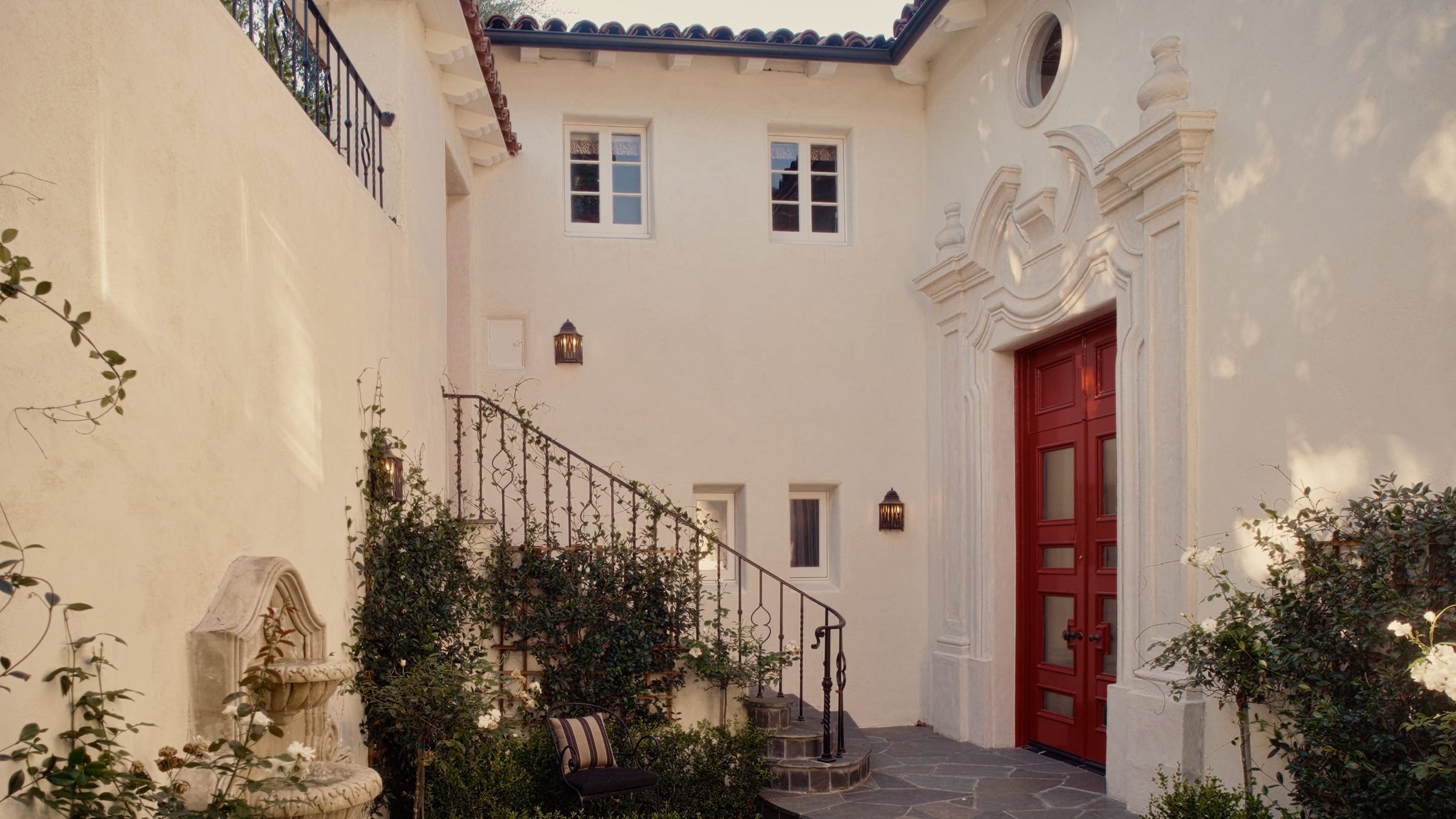 Maison De La Reine — film still 1